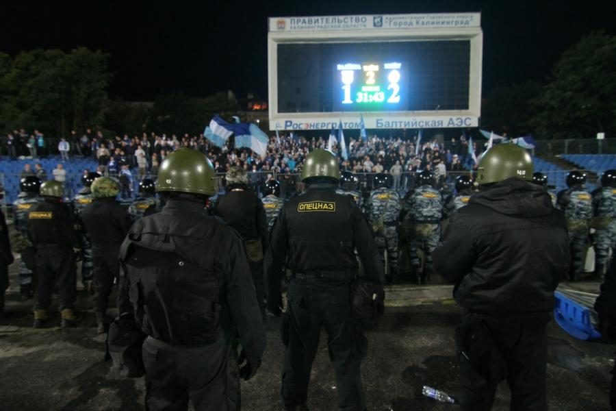 «Футбол особого режима»: фоторепортаж с западной трибуны «Балтики» на матче с «Зенитом»